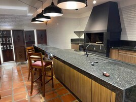 43-英寸智能电视（配备数码频道）、Netflix、流媒体服务