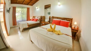 3 habitaciones, tabla de planchar con plancha, wifi y ropa de cama 