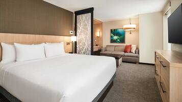 Dilengkapi dengan perabotan berbeda-beda dan meja kerja