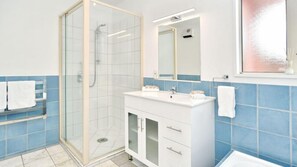 Dusche, Haartrockner, Handtücher