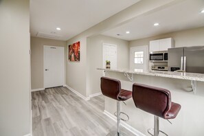 Een microgolfoven, een oven, een kookplaat, een vaatwasser