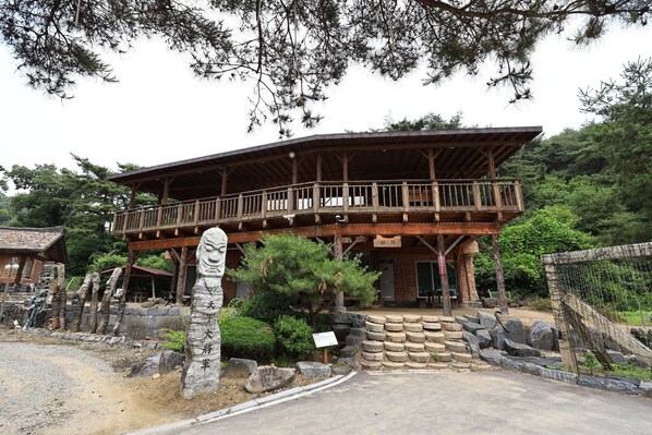 Room (F Windsor 2) | Terrace/patio - Jangseung Park Pension (Gongju)