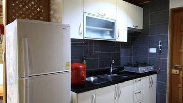 Room (C Ya Seng 1) | Private kitchenette | Fridge, stovetop, rice cooker, cookware/dishes/utensils