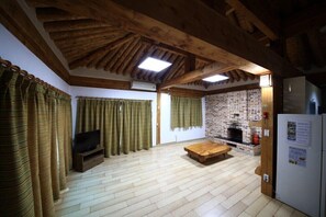Room (C Ya Seng 1) | Living area | Flat-screen TV, heated floors - Jangseung Park Pension (Gongju)