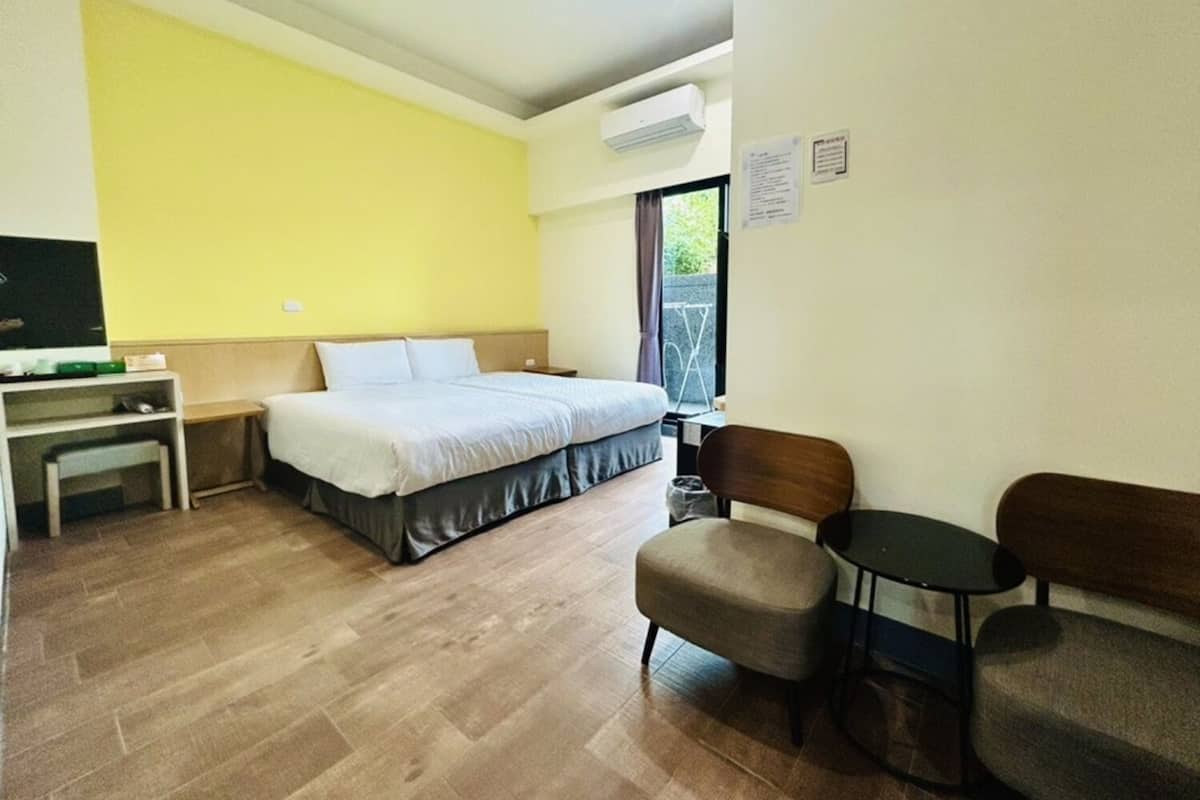 Down duvets, desk, free WiFi, bed sheets