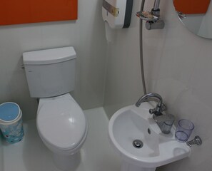 Standard Mobile Home | Bathroom | Shower, free toiletries, hair dryer, towels - Jangseung Park Caravan (Gongju)