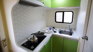 Casa rodante tradicional | Cocineta privada | Refrigerador, microondas, parrilla de estufa y utensilios de cocina