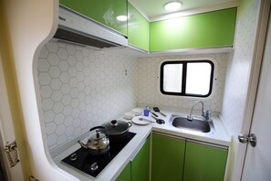 Traditional Mobile Home | Private kitchenette | Fridge, microwave, stovetop, cookware/dishes/utensils - Jangseung Park Caravan (Gongju)