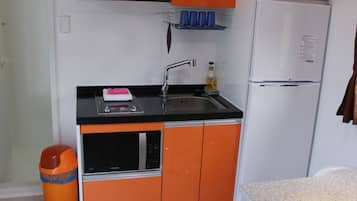 Standard Mobile Home | Private kitchenette | Fridge, microwave, stovetop, cookware/dishes/utensils