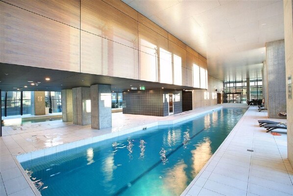 Indoor pool - Stunning 2 Bedroom High Floor City View (Melbourne)