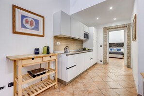 Fridge, microwave, oven, stovetop - Coliseum Rome Apartments - Suite (Roma)