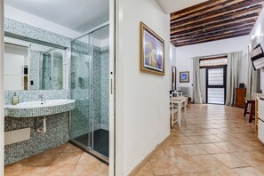 تجهيزات دش، مجففات شعر، مراحيض شطف، مناشف