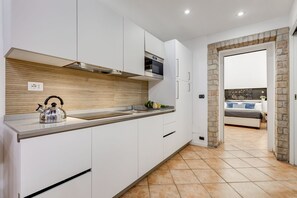 Fridge, microwave, oven, stovetop - Coliseum Rome Apartments - Suite (Roma)