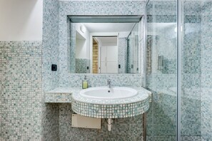 Shower, hair dryer, bidet, towels - Coliseum Rome Apartments - Suite (Roma)