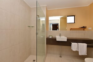Shower, hair dryer, towels - Seascape Holidays at Villa San Michele Deluxe Apartment (Douglas)