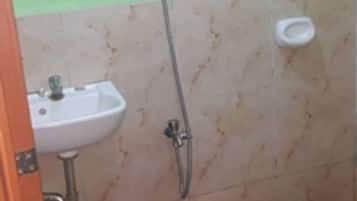 Studio | Bathroom | Shower, towels