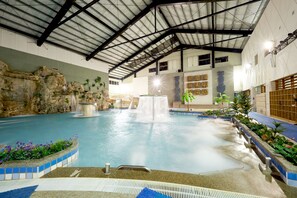 Kolam renang indoor