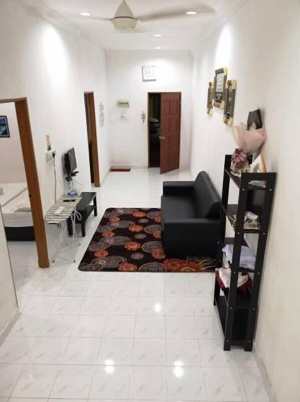 Standard Queen Room | Living room | Flat-screen TV