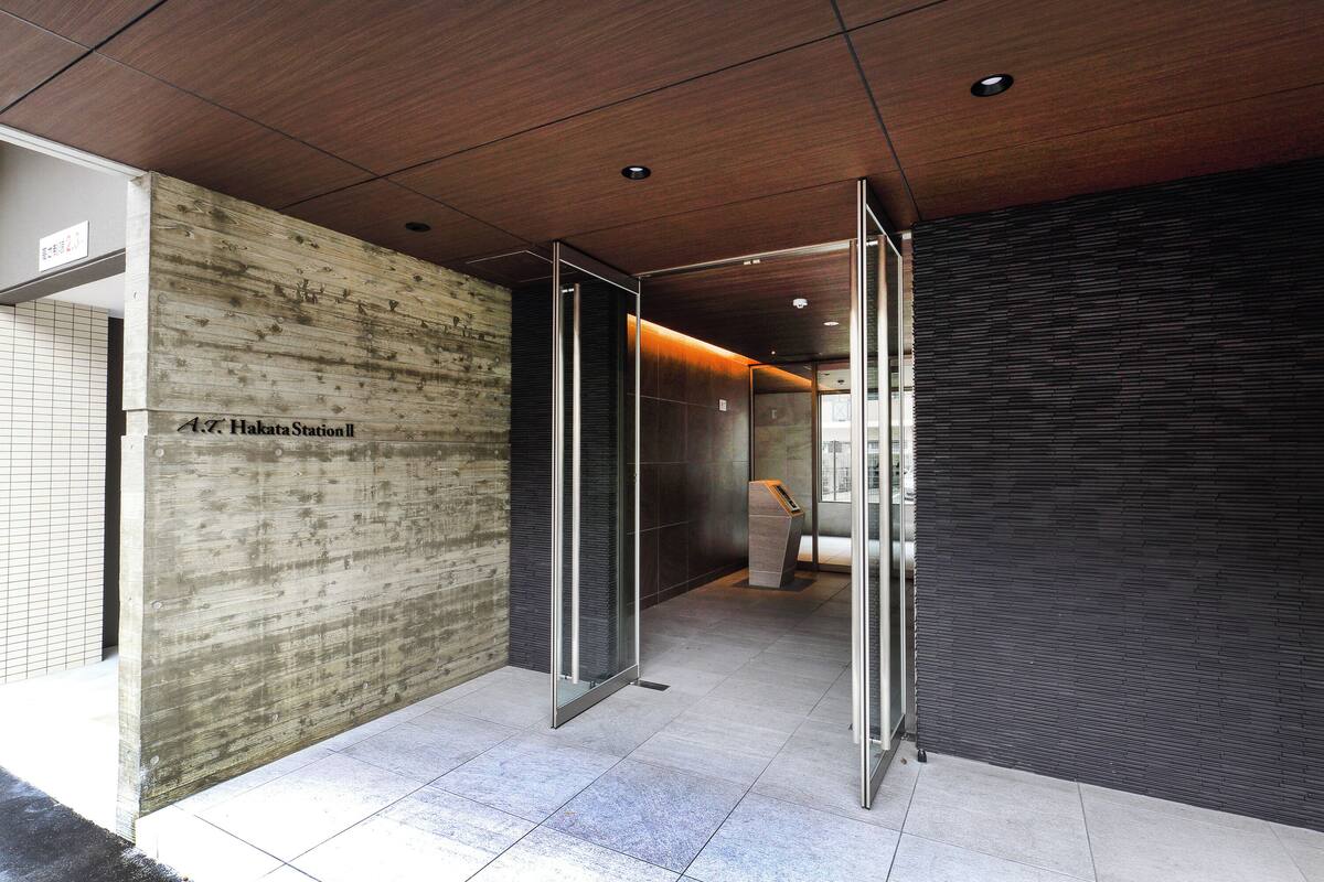 Un interior moderno con una pared de madera, una puerta de cristal y un suelo de baldosas.