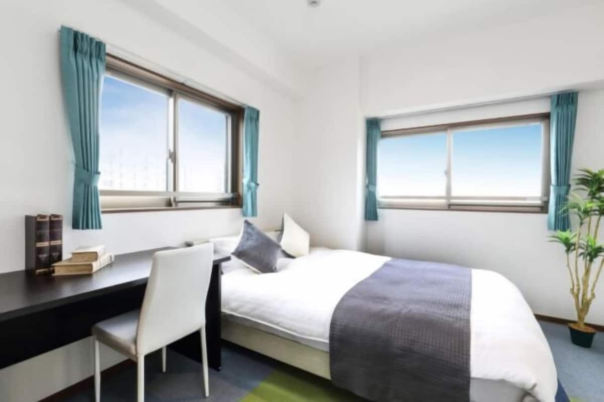 2 bedrooms, individually decorated, desk, laptop workspace
