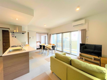 Family Suite | Individually decorated, desk, laptop workspace, blackout drapes