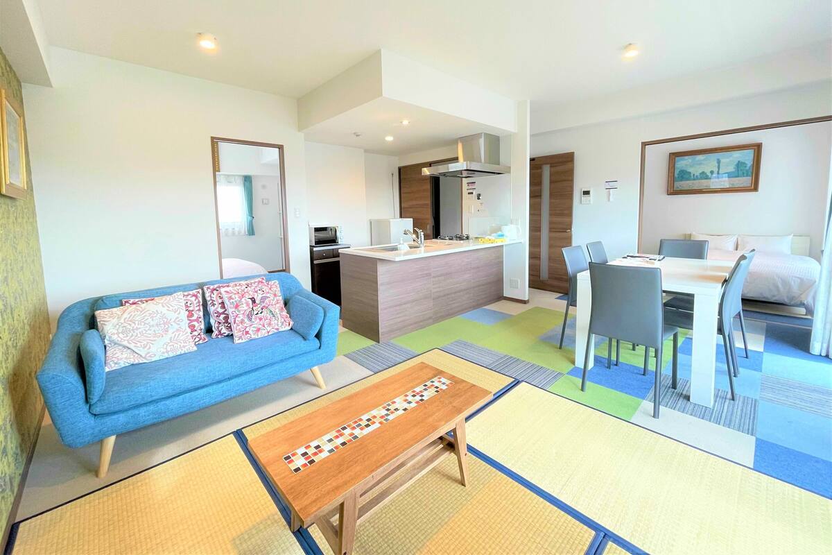 Un apartamento moderno con sala de estar, comedor y cocina.