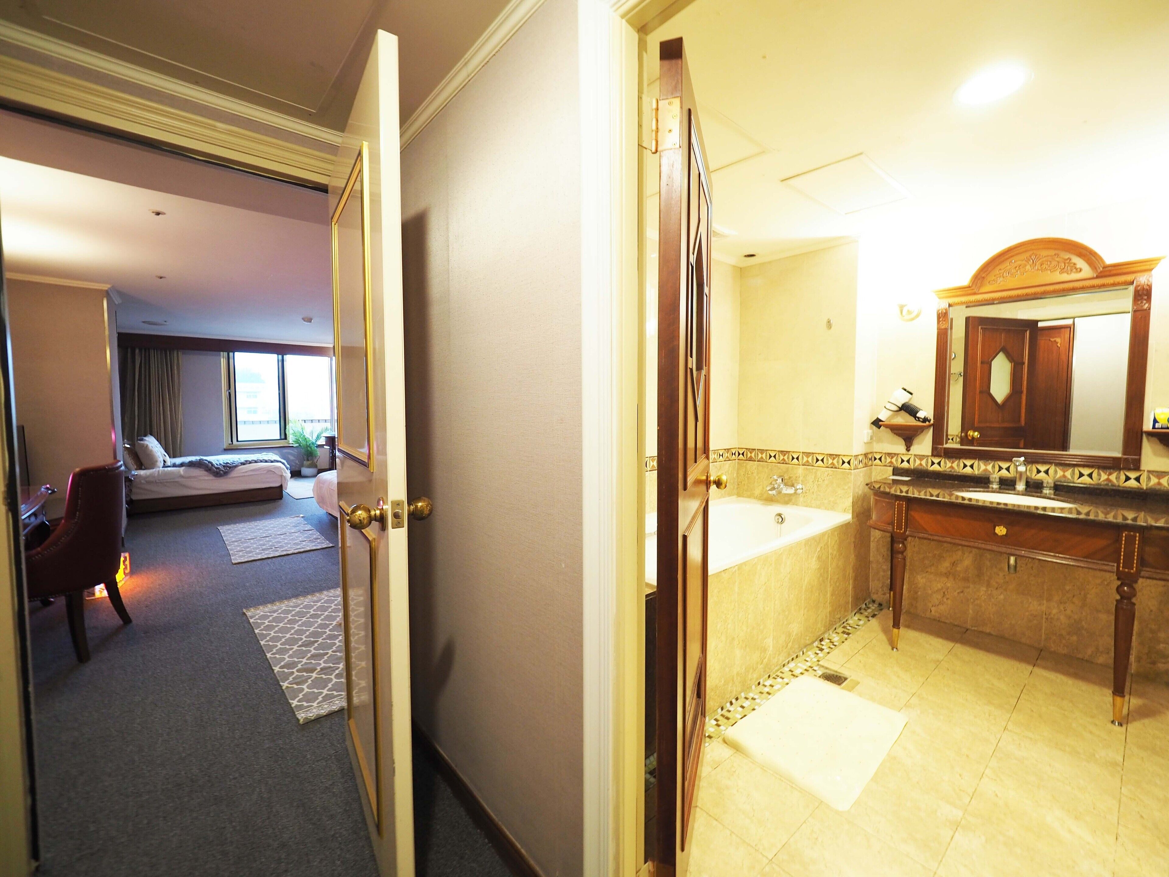 Room (710) | Desk, blackout drapes, free WiFi, bed sheets