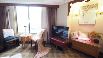 Triple Room (704) | Desk, blackout drapes, free WiFi, bed sheets