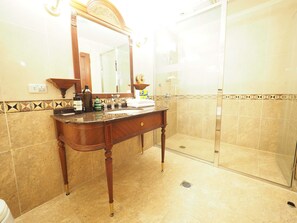 首都三人房 (704) | 浴室洗手台