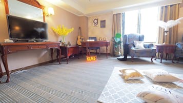 Double Room (707) | Desk, blackout drapes, free WiFi, bed sheets