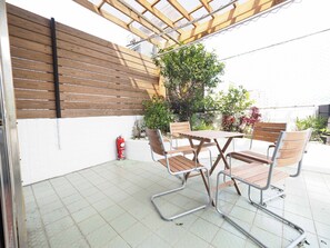 Club Apartment | Blackout drapes, free WiFi, bed sheets - Yongchun MRT Station (Taipei)