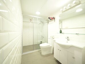 Club Apartment | Bathroom | Shower, hair dryer, slippers, towels - Yongchun MRT Station (Taipei)