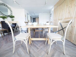 Club Apartment | Blackout drapes, free WiFi, bed sheets - Yongchun MRT Station (Taipei)