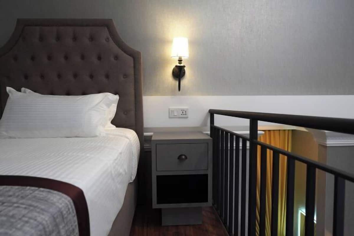 Egyptian cotton sheets, premium bedding, down comforters, desk