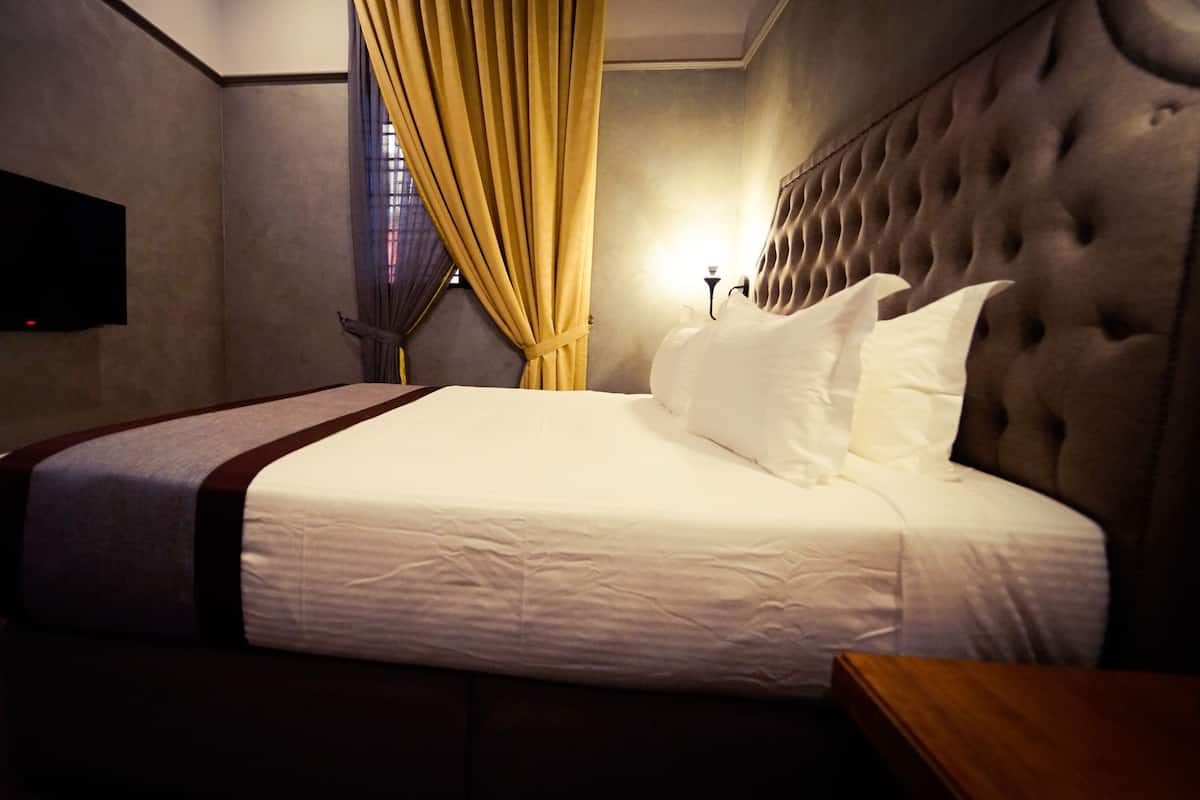 Deluxe King Executive | Egyptian cotton sheets, premium bedding, down comforters, desk