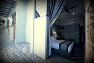 Egyptian cotton sheets, premium bedding, down comforters, desk