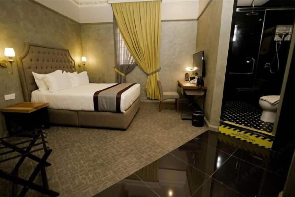 Egyptian cotton sheets, premium bedding, down comforters, desk