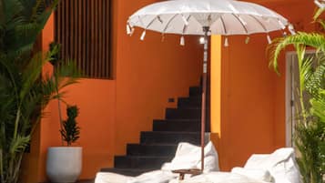 Een buitenzwembad, parasols voor strand/zwembad