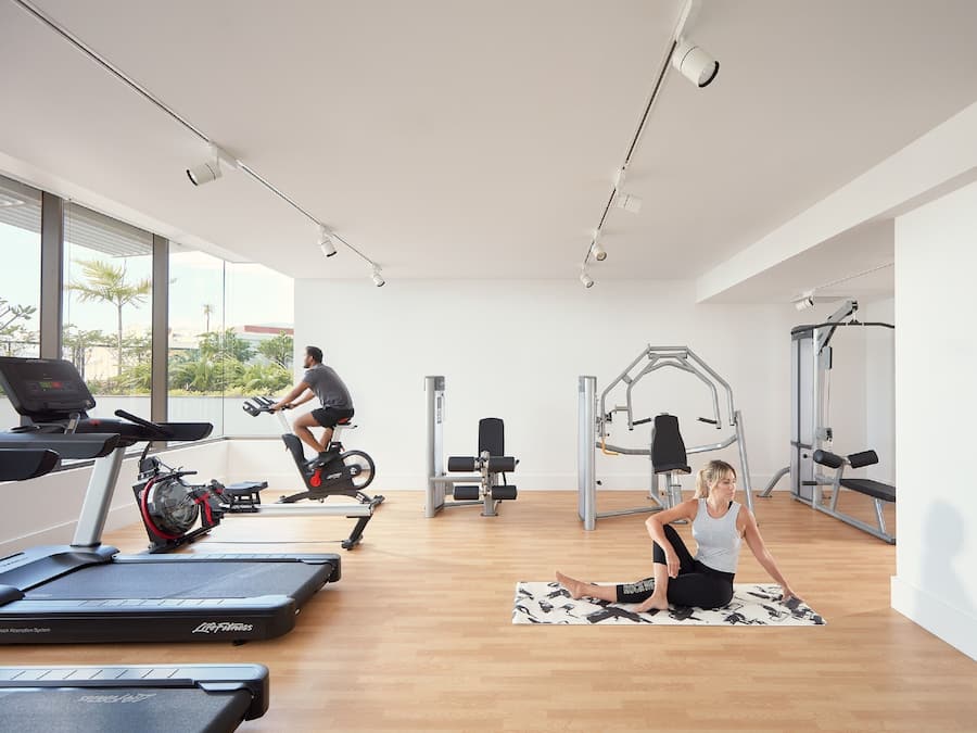 Ein Fitnessstudio mit Laufbändern, Ergometer und Krafttrainingsgeräten.