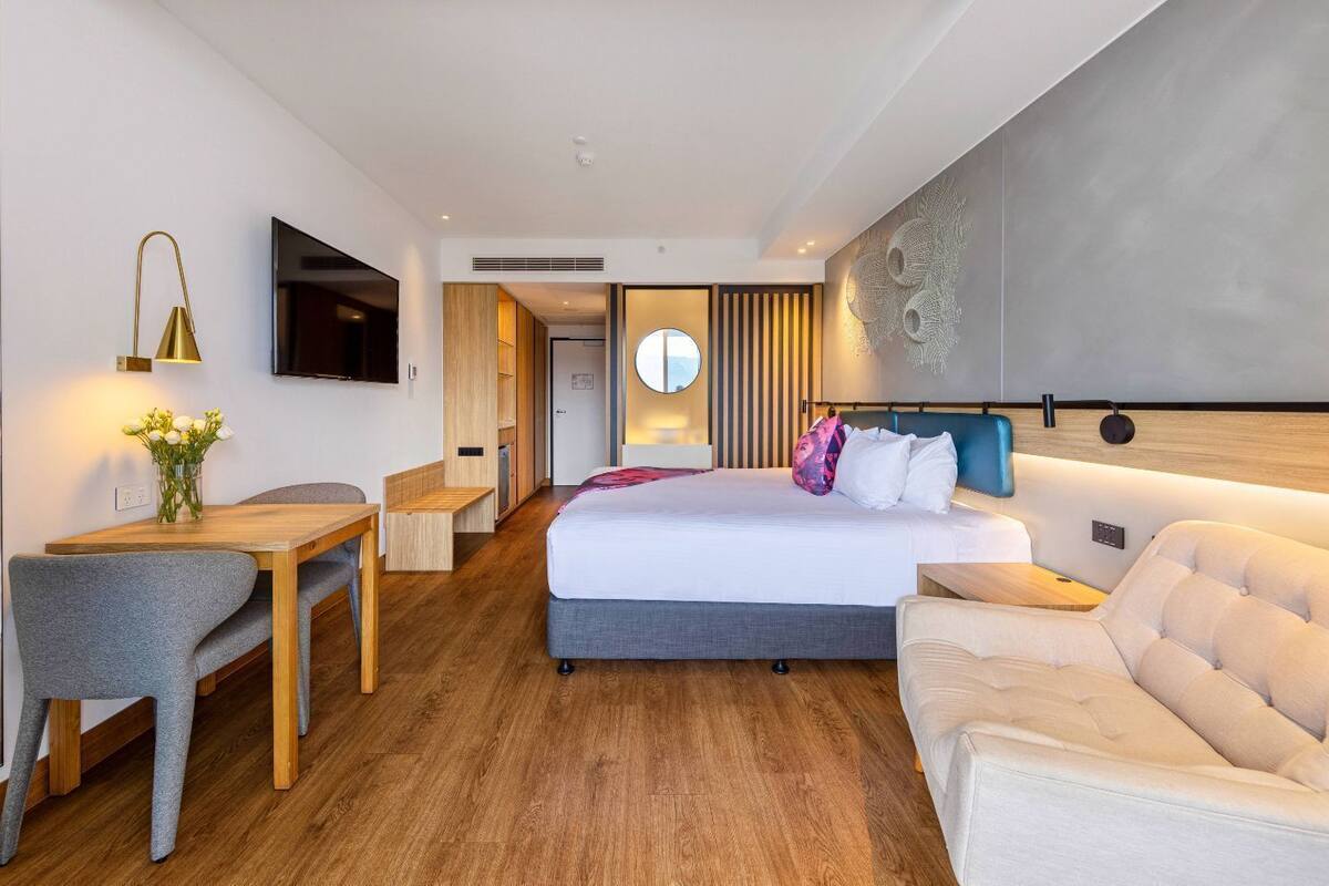 Premium bedding, minibar, in-room safe, desk