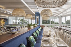 Se sirven desayunos, almuerzos y cenas; con vista al mar