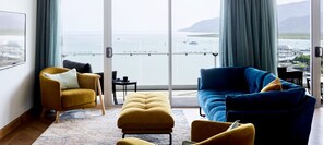 Signature suite, 2 slaapkamers | Woonruimte | Een 55-inch smart-tv met digitale zenders, televisie en Netflix