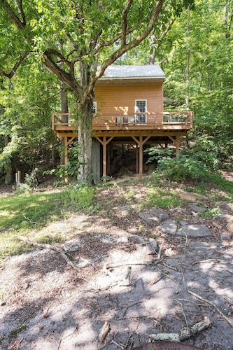 Sleepin Bear Treehouse - Private Hot Tub