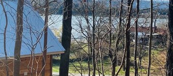 sleepin bear · NO SUNDAY CHECK INS TREEHOUSE CABIN , hot tub,