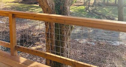 Sleepin Bear Treehouse - Private Hot Tub