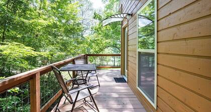 Sleepin Bear Treehouse - Private Hot Tub