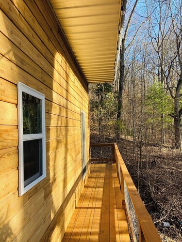 Sleepin Bear Treehouse - Private Hot Tub