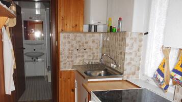 Kühlschrank, Herdplatte, Wasserkocher mit Kaffee-/Teezubehör