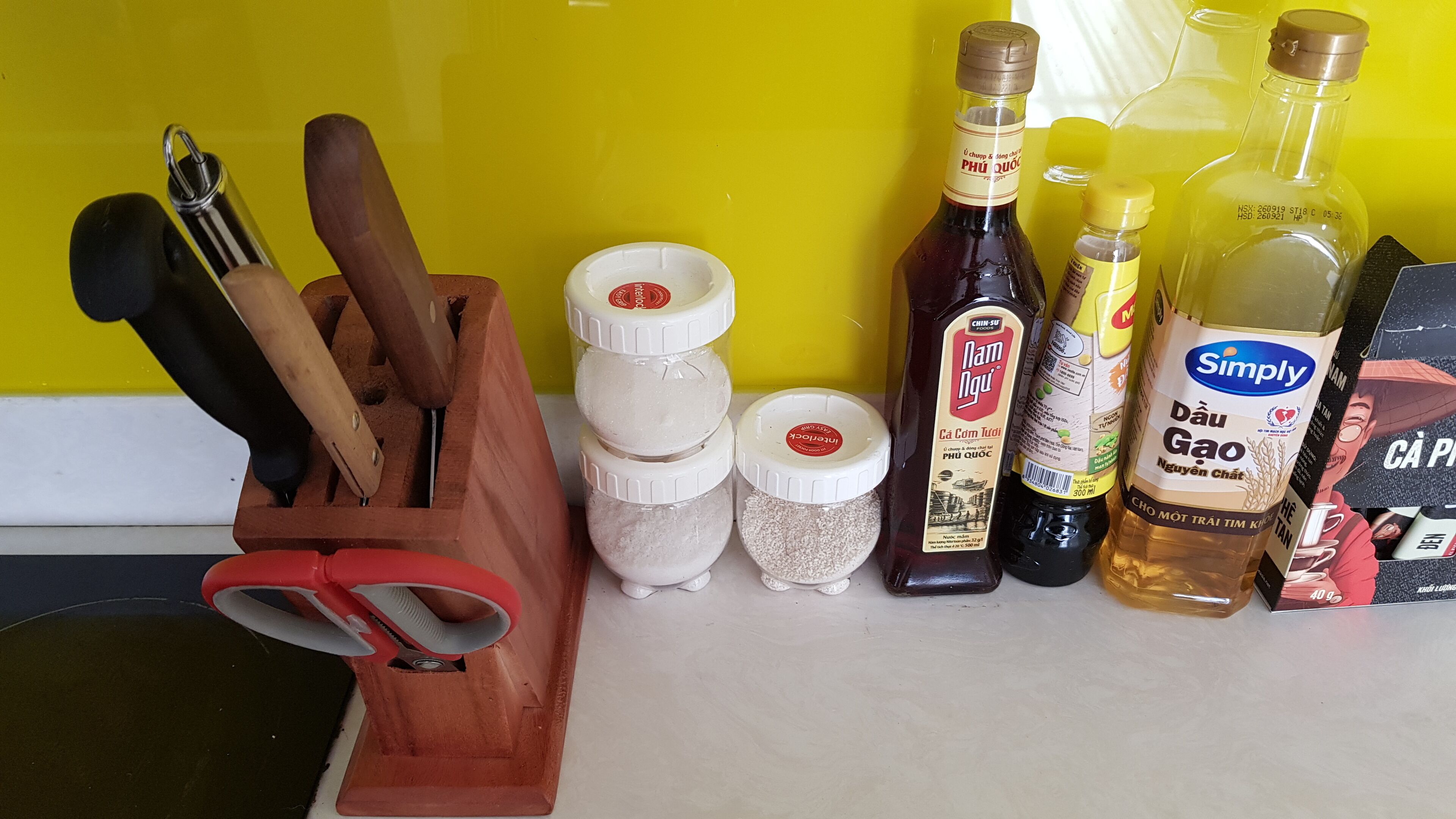 Una encimera de cocina con diversos ingredientes y utensilios.