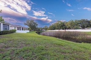 Property grounds - Family friendly Private Home on a small lake (Sarasota)